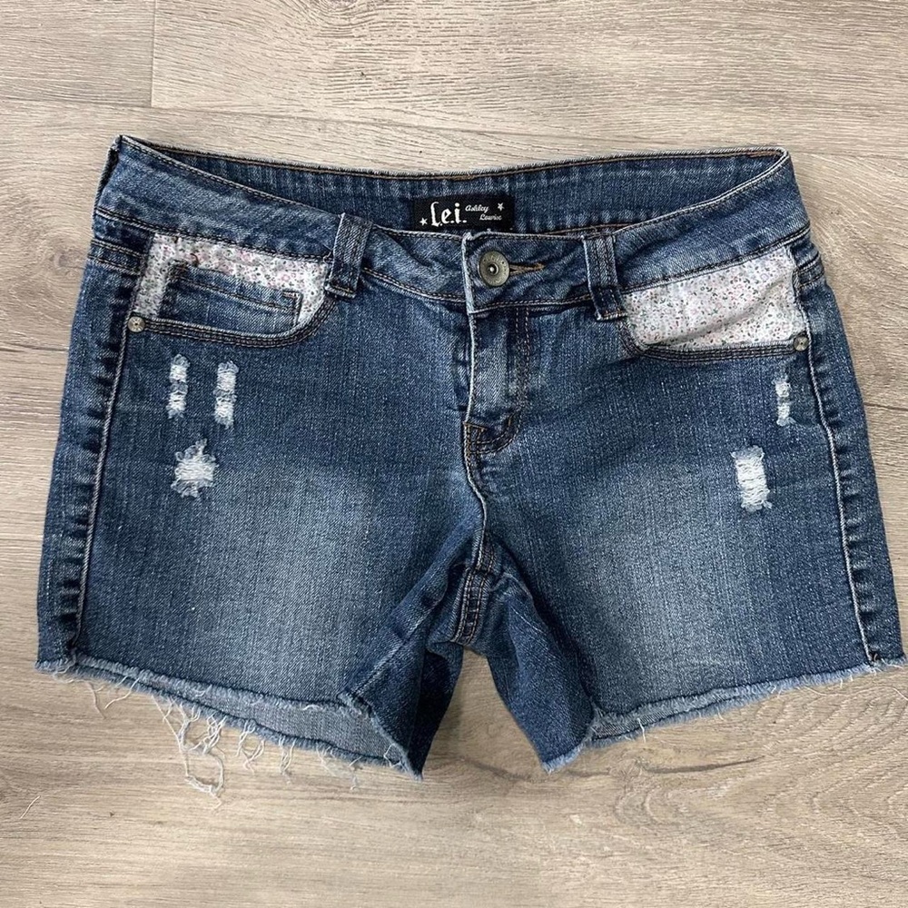 L.E.I. Vintage Y2K Low Rise Dark Denim shorts w distress below & floral pockets
